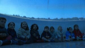 El colegio Los Boliches convierte su biblioteca en un gran planetario