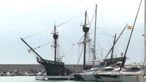 La Nao Victoria atraca en el puerto deportivo