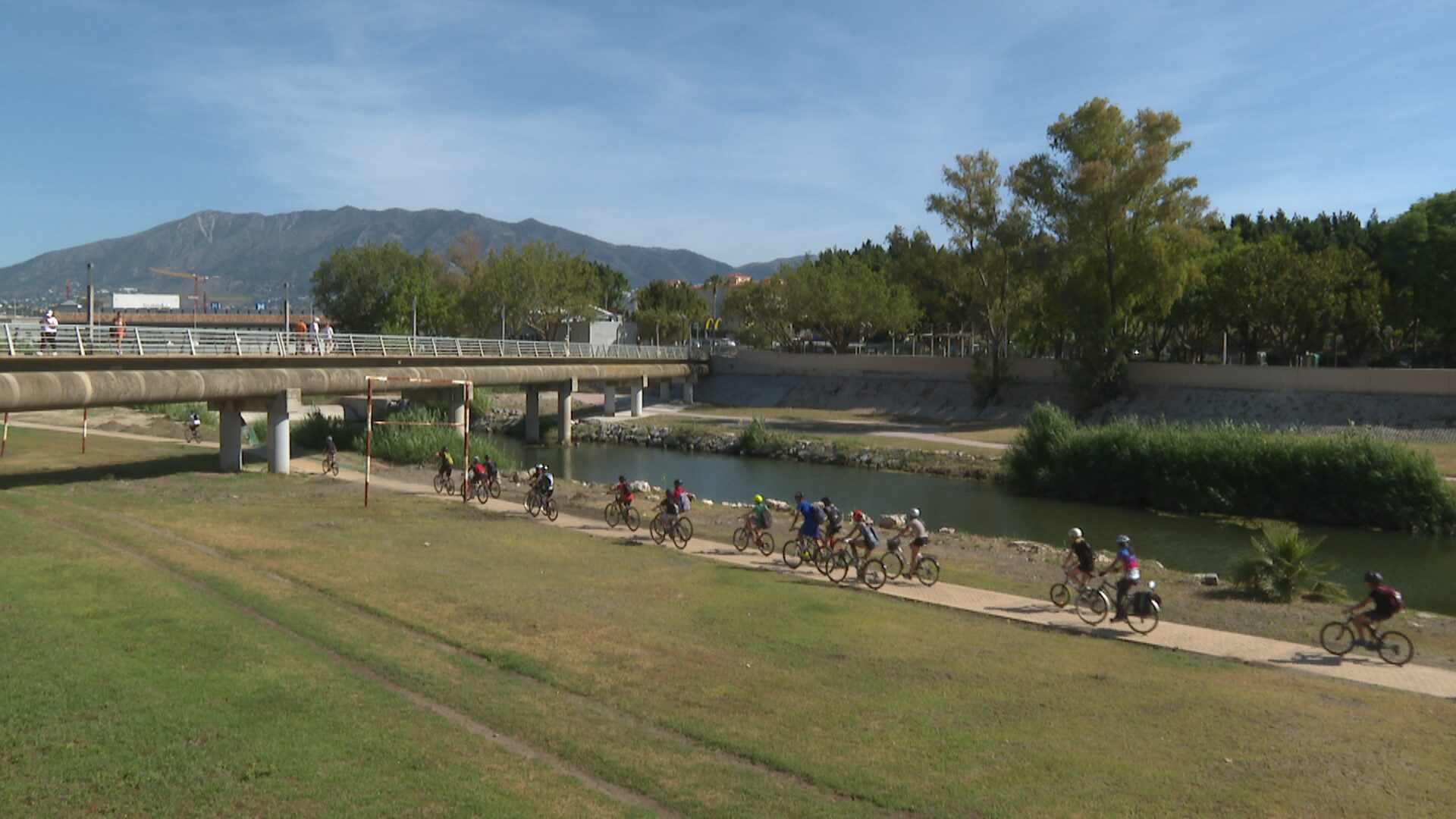 Lee más sobre el artículo Los alumnos del instituto Las Salinas se recorren en bicicleta  la ciudad
