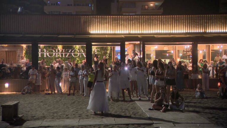 La Noche Blanca de San Juan volverá a llenar las playas y chiringuitos de Fuengirola de música, gastronomía y ambiente festivo.